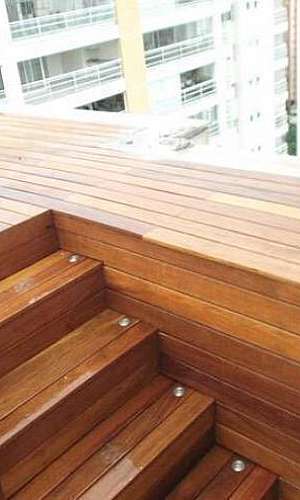 Deck de madeira com escada Deck de madeira com escada