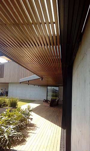 Deck de madeira com pergolado Deck de madeira com pergolado