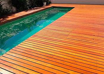 Deck de madeira para piscina de plástico