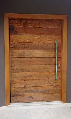 Porta Pivotante com Madeira de Demolição Porta Pivotante com Madeira de Demolição